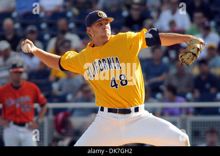 23 juin 2011 - Omaha, Nebraska, États-Unis - Dixon Anderson (48) n'a duré que trois manches pour Cal. Virginie Californie défait 8-1 au College World Series à TD Ameritrade Park à Omaha, Nebraska. La Californie est éliminé du tournoi et Virginia joue en Caroline du Sud vendredi soir. (Crédit Image : © Steven Branscombe/ZUMApress.com) Southcreek/mondial Banque D'Images