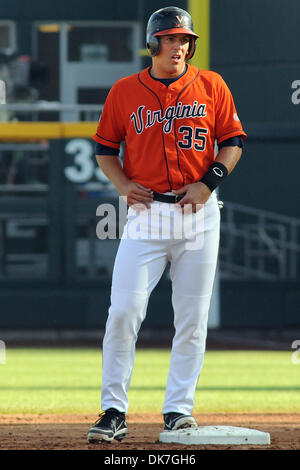 23 juin 2011 - Omaha, Nebraska, États-Unis - Kenny-tige recueillis deux hits dans le jeu comme Virginie Californie défait 8-1 au College World Series à TD Ameritrade Park à Omaha, Nebraska. La Californie est éliminé du tournoi et Virginia joue en Caroline du Sud vendredi soir. (Crédit Image : © Steven Branscombe/ZUMApress.com) Southcreek/mondial Banque D'Images