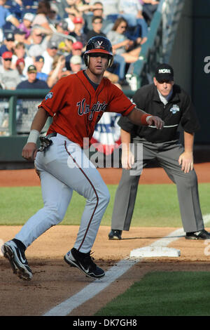 23 juin 2011 - Omaha, Nebraska, États-Unis - Jared King (13) conduit au large de la troisième base. Virginie Californie défait 8-1 au College World Series à TD Ameritrade Park à Omaha, Nebraska. La Californie est éliminé du tournoi et Virginia joue en Caroline du Sud vendredi soir. (Crédit Image : © Steven Branscombe/ZUMApress.com) Southcreek/mondial Banque D'Images