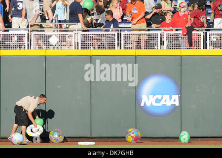 23 juin 2011 - Omaha, Nebraska, États-Unis - des ballons de plage rempli le champ extérieur entre les manches comme Virginie Californie défait 8-1 au College World Series à TD Ameritrade Park à Omaha, Nebraska. La Californie est éliminé du tournoi et Virginia joue en Caroline du Sud vendredi soir. (Crédit Image : © Steven Branscombe/ZUMApress.com) Southcreek/mondial Banque D'Images