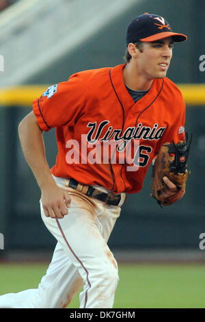 23 juin 2011 - Omaha, Nebraska, États-Unis - Chris Taylor (6) Retour à l'étang-réservoir entre les manches. Virginie Californie défait 8-1 au College World Series à TD Ameritrade Park à Omaha, Nebraska. La Californie est éliminé du tournoi et Virginia joue en Caroline du Sud vendredi soir. (Crédit Image : © Steven Branscombe/ZUMApress.com) Southcreek/mondial Banque D'Images