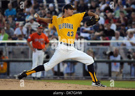 23 juin 2011 - Omaha, Nebraska, États-Unis - Joey Donofrio campèrent en relief pour les ours. Virginie Californie défait 8-1 au College World Series à TD Ameritrade Park à Omaha, Nebraska. La Californie est éliminé du tournoi et Virginia joue en Caroline du Sud Vendredi là (Image Crédit : © Steven Branscombe/ZUMApress.com) Southcreek/mondial Banque D'Images