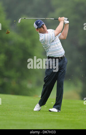 24 juin 2011 - Cromwell, Connecticut, États-Unis - Justin Leonard regarde son second coup sur le deuxième trou dans le premier tour des voyageurs championnat au PTC River Highlands vendredi. (Crédit Image : © Geoff Bolte/ZUMAPRESS.com) Southcreek/mondial Banque D'Images