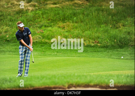 24 juin 2011 - Cromwell, Connecticut, États-Unis - IAM Poulter regarde son chip sur le 14e trou au cours de l'action au second tour Championnat vendredi. Voyageurs (Crédit Image : © Geoff Bolte/ZUMAPRESS.com) Southcreek/mondial Banque D'Images