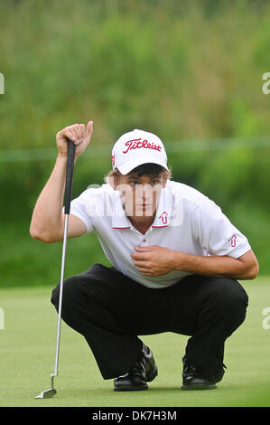 24 juin 2011 - Cromwell, Connecticut, États-Unis - Bud Cauley lit son putt sur le deuxième trou lors du deuxième tour des voyageurs championnat au PTC River Highlands vendredi. (Crédit Image : © Geoff Bolte/ZUMAPRESS.com) Southcreek/mondial Banque D'Images