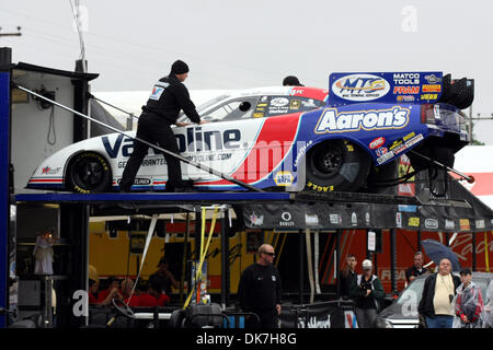 24 juin 2011 - Norwalk, Ohio, États-Unis - Le Valvoline amusant voitures est déchargé de son transporteur. (Crédit Image : © Alan Ashley/ZUMAPRESS.com) Southcreek/mondial Banque D'Images