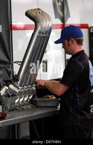 24 juin 2011 - Norwalk, Ohio, États-Unis - l'un des membres de l'équipe AAA Auto Club travaille sur les tuyaux d'échappement de la funny car. (Crédit Image : © Alan Ashley/ZUMAPRESS.com) Southcreek/mondial Banque D'Images