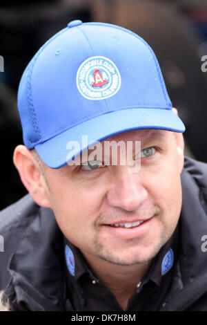 24 juin 2011 - Norwalk, Ohio, États-Unis - Amusant Voitures pilote Robert Hight sourires pour un ventilateur. (Crédit Image : © Alan Ashley/ZUMAPRESS.com) Southcreek/mondial Banque D'Images