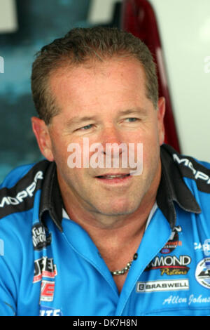 24 juin 2011 - Norwalk, Ohio, États-Unis - pilote Pro Stock Allen Johnson est membre de signer des autographes dans la tente. Mopar (Crédit Image : © Alan Ashley/ZUMAPRESS.com) Southcreek/mondial Banque D'Images