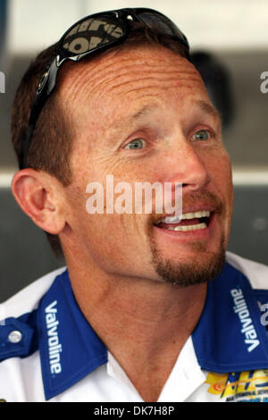 24 juin 2011 - Norwalk, Ohio, États-Unis - Funny Car driver Jack Beckman parle avec un ventilateur après avoir signé un autographe. (Crédit Image : © Alan Ashley/ZUMAPRESS.com) Southcreek/mondial Banque D'Images