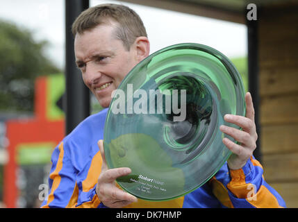 25 juin 2011 - Newbridge, Kildare, U.S. - Misty pour moi (no. 8), monté par Seamie Heffernan et formés par Aiden O'Brien, défaites en faveur de midi et remporte le groupe 1 de Pretty Polly Stakes pour les pouliches et les juments de trois ans et au-dessus le 25 juin 2011 à l'Hippodrome de Curragh dans Newbridge, Kildare, Irlande. (Crédit Image : © Bob Mayberger ZUMAPRESS.com)/Eclipse/ Banque D'Images