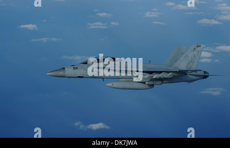 La Marine américaine un F/A-18 Super Hornet vole dans la région Asie-Pacifique au cours d'un exercice conjoint de formation de ravitaillement avec un KC-135 Stratotanker de Kadena Air Base, Japon, le 26 novembre 2013. Le Super Hornet est un avion d'attaque ainsi qu'un combattant via certains Banque D'Images