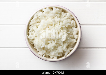 Vue de dessus du riz au jasmin dans le bol en céramique de table en bois blanc Banque D'Images