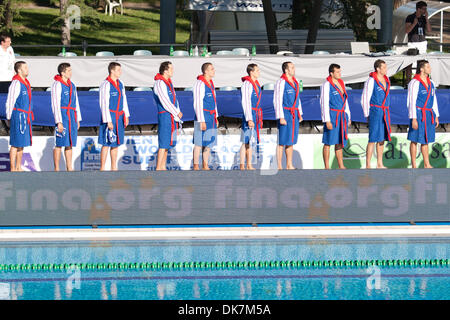 25 juin, 2011 - Florence, Italie - Team U.S.A écouter l'hymne national avant le premier match de demi-finale contre la Serbie à U.S.A Ligue mondiale de water-polo Super finale le jour 5. La Serbie a battu U.S.A 8-5 (Image Crédit : © Marcello Farina/ZUMAPRESS.com) Southcreek/mondial Banque D'Images