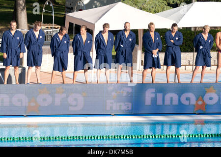 25 juin, 2011 - Florence, Italie - Équipe Serbie écouter hymne nationale avant le premier match de demi-finale contre la Serbie à U.S.A Ligue mondiale de water-polo Super finale le jour 5. La Serbie a battu U.S.A 8-5 (Image Crédit : © Marcello Farina/ZUMAPRESS.com) Southcreek/mondial Banque D'Images