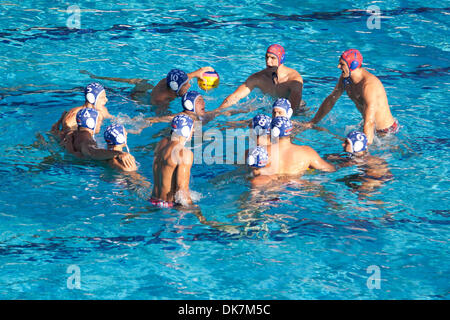 25 juin, 2011 - Florence, Italie - Serbie équipe rassemble avant le premier match de demi-finale contre la Serbie à U.S.A Ligue mondiale de water-polo Super finale le jour 5. La Serbie a battu U.S.A 8-5 (Image Crédit : © Marcello Farina/ZUMAPRESS.com) Southcreek/mondial Banque D'Images