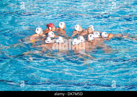 25 juin, 2011 - Florence, Italie - Team U.S.A réunit avant le premier match de demi-finale contre la Serbie à U.S.A Ligue mondiale de water-polo Super finale le jour 5. La Serbie a battu U.S.A 8-5 (Image Crédit : © Marcello Farina/ZUMAPRESS.com) Southcreek/mondial Banque D'Images