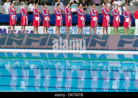 25 juin, 2011 - Florence, Italie - Croatie L'équipe écouter hymne nationale avant la deuxième demi-finale la Croatie contre l'Italie à la Ligue mondiale de water-polo Super finale le jour 5. L'Italie a battu la Croatie 13-11 après 5 séries de tirs (crédit Image : © Marcello Farina/ZUMAPRESS.com) Southcreek/mondial Banque D'Images