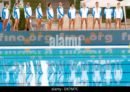 25 juin, 2011 - Florence, Italie - l'Italie de l'équipe d'écouter l'hymne national avant le deuxième match de demi-finale contre l'Italie à la Croatie de la Ligue mondiale de water-polo Super finale le jour 5. L'Italie a battu la Croatie 13-11 après 5 séries de tirs (crédit Image : © Marcello Farina/ZUMAPRESS.com) Southcreek/mondial Banque D'Images