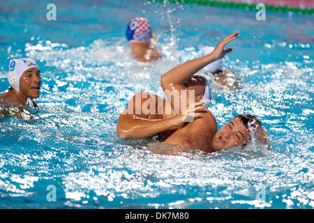 25 juin, 2011 - Florence, Italie - Italien et les membres de l'équipe croate lutte pour la position centrale au cours du deuxième match de demi-finale contre l'Italie à la Croatie de la Ligue mondiale de water-polo Super finale le jour 5. L'Italie a battu la Croatie 13-11 après 5 séries de tirs (crédit Image : © Marcello Farina/ZUMAPRESS.com) Southcreek/mondial Banque D'Images