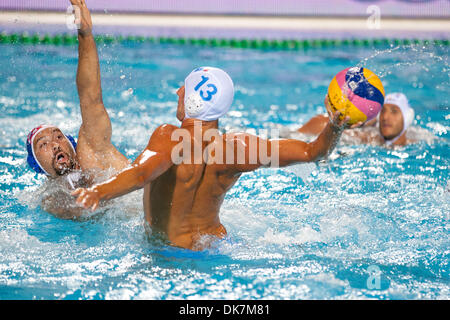 25 juin, 2011 - Florence, Italie - n.13 Alex Giorgetti d'Italie lance la balle au cours du deuxième match de demi-finale contre l'Italie à la Croatie de la Ligue mondiale de water-polo Super finale le jour 5. L'Italie a battu la Croatie 13-11 après 5 séries de tirs (crédit Image : © Marcello Farina/ZUMAPRESS.com) Southcreek/mondial Banque D'Images