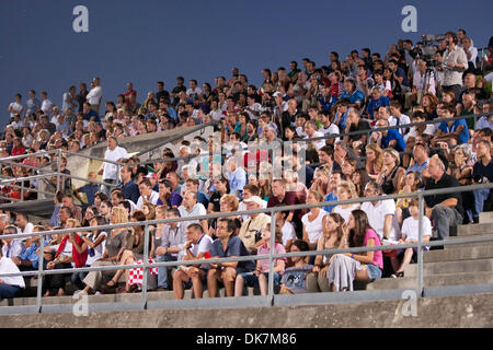 25 juin, 2011 - Florence, Italie - supporters de la Croatie et l'Italie regarder la partie lors de la deuxième demi-finale la Croatie contre l'Italie à la Ligue mondiale de water-polo Super finale le jour 5. L'Italie a battu la Croatie 13-11 après 5 séries de tirs (crédit Image : © Marcello Farina/ZUMAPRESS.com) Southcreek/mondial Banque D'Images