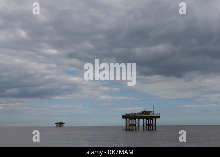 Deux plates-formes offshore vide dans la mer du Nord. Banque D'Images