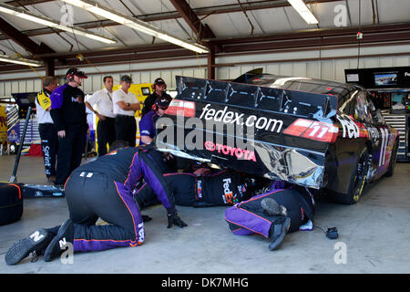 26 juin 2011 - Sonoma, Californie, États-Unis - les travaux sur la mécanique du Denny Hamlin FedEx Freight Toyota au cours de la Toyota Save Mart 350 à Infineon à Sonoma, CA. (Crédit Image : © Matt Cohen/ZUMAPRESS.com) Southcreek/mondial Banque D'Images