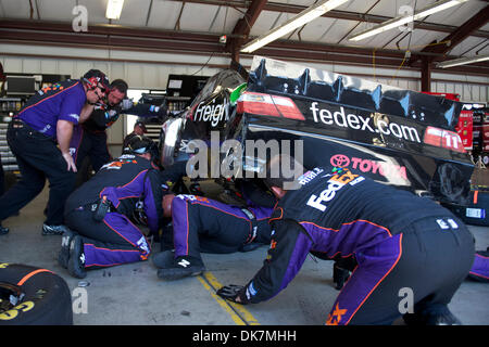 26 juin 2011 - Sonoma, Californie, États-Unis - les travaux sur la mécanique du Denny Hamlin FedEx Freight Toyota au cours de la Toyota Save Mart 350 à Infineon à Sonoma, CA. (Crédit Image : © Matt Cohen/ZUMAPRESS.com) Southcreek/mondial Banque D'Images