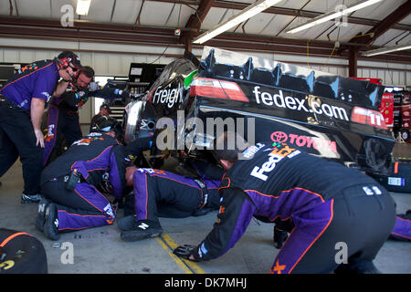 26 juin 2011 - Sonoma, Californie, États-Unis - les travaux sur la mécanique du Denny Hamlin FedEx Freight Toyota au cours de la Toyota Save Mart 350 à Infineon à Sonoma, CA. (Crédit Image : © Matt Cohen/ZUMAPRESS.com) Southcreek/mondial Banque D'Images