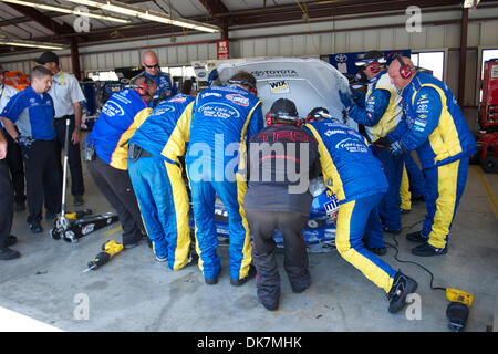 26 juin 2011 - Sonoma, Californie, États-Unis - travaux de mécanique sur Bobby Labonte's Clorox/Kleenex au cours de la Toyota Toyota Save Mart 350 à Infineon à Sonoma, CA. (Crédit Image : © Matt Cohen/ZUMAPRESS.com) Southcreek/mondial Banque D'Images