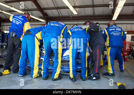 26 juin 2011 - Sonoma, Californie, États-Unis - travaux de mécanique sur Bobby Labonte's Clorox/Kleenex au cours de la Toyota Toyota Save Mart 350 à Infineon à Sonoma, CA. (Crédit Image : © Matt Cohen/ZUMAPRESS.com) Southcreek/mondial Banque D'Images