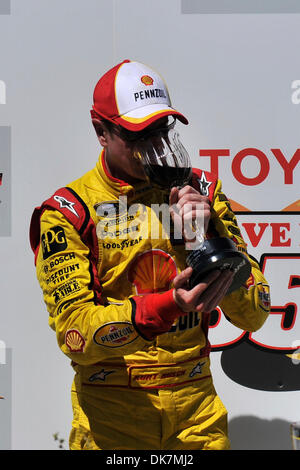 26 juin 2011 - Sonoma, Californie, États-Unis - Penske Racing driver Kurt Busch célèbre après avoir remporté la Toyota Save Mart 350 à Infineon à Sonoma, CA. (Crédit Image : © Matt Cohen/ZUMAPRESS.com) Southcreek/mondial Banque D'Images