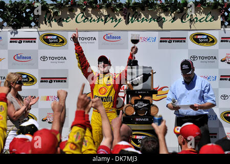 26 juin 2011 - Sonoma, Californie, États-Unis - Penske Racing driver Kurt Busch célèbre après avoir remporté la Toyota Save Mart 350 à Infineon à Sonoma, CA. (Crédit Image : © Matt Cohen/ZUMAPRESS.com) Southcreek/mondial Banque D'Images