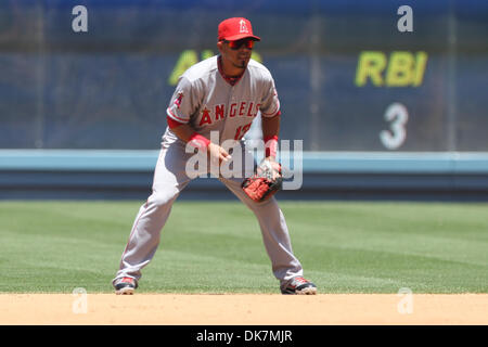 26 juin 2011 - Los Angeles, Californie, États-Unis d'Amérique - Los Angeles Angels le deuxième but Maicer Izturis (13) attend une jouer. Au cours d'un match entre l'inter-ligue, les Los Angeles Angels of Anaheim et les Dodgers de Los Angeles au Dodger Stadium. Les Dodgers défait les anges 3-2. (Crédit Image : © Tony Leon/ZUMAPRESS.com) Southcreek/mondial Banque D'Images