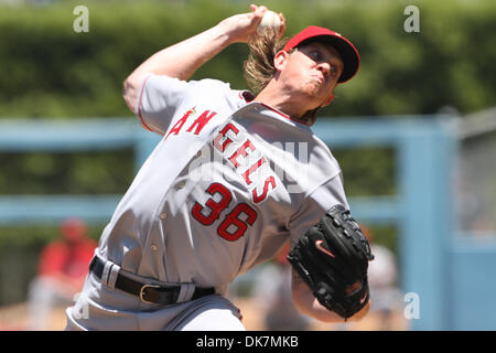 26 juin 2011 - Los Angeles, Californie, États-Unis d'Amérique - Los Angeles Angels le lanceur partant Jéred Weaver (36) lance un lancer au cours d'un match entre l'inter-ligue, les Los Angeles Angels of Anaheim et les Dodgers de Los Angeles au Dodger Stadium. Les Dodgers défait les anges 3-2. (Crédit Image : © Tony Leon/ZUMAPRESS.com) Southcreek/mondial Banque D'Images