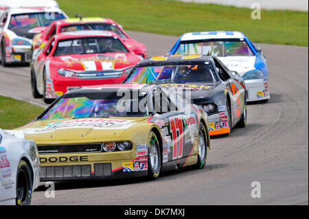 26 juin 2011 - Bowmanville, Ontario, Canada - DJ Kennington conducteur de la # 17 Castrol Edge Dodge finira par gagner la série NASCAR Canadian Tire 200 plaquettes de frein Vortex à Mosport International Raceway, Bowmanville, Ontario. (Crédit Image : © Keith Hamilton/ZUMAPRESS.com) Southcreek/mondial Banque D'Images