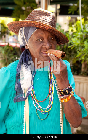 Cigare Cuba - vieille femme fumant un cigare, La Havane, Cuba Caraïbes, Amérique Latine Banque D'Images