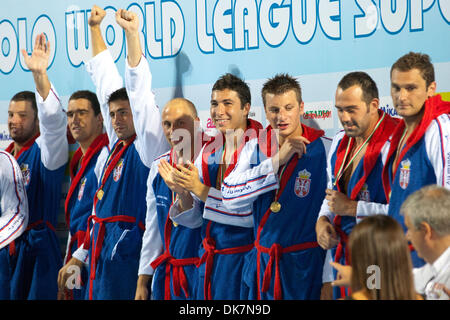 26 juin 2011 - Florence, Italie - Serbie équipe célèbre cérémonie de remise des prix au water-polo de la FINA à la Super finale de la Ligue Mondiale le jour 6. La Serbie a remporté la médaille d'or, l'Italie a gagné l'argent et la Croatie médaille de bronze (Image Crédit : © Marcello Farina/ZUMAPRESS.com) Southcreek/mondial Banque D'Images