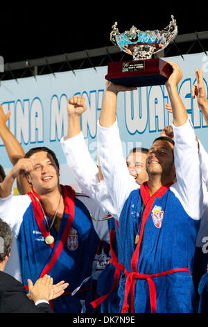 26 juin 2011 - Florence, Italie - Serbie équipe célèbre cérémonie de remise des prix au water-polo de la FINA à la Super finale de la Ligue Mondiale le jour 6. La Serbie a remporté la médaille d'or, l'Italie a gagné l'argent et la Croatie médaille de bronze (Image Crédit : © Marcello Farina/ZUMAPRESS.com) Southcreek/mondial Banque D'Images