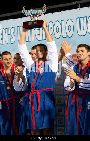 26 juin 2011 - Florence, Italie - Serbie équipe célèbre cérémonie de remise des prix au water-polo de la FINA à la Super finale de la Ligue Mondiale le jour 6. La Serbie a remporté la médaille d'or, l'Italie a gagné l'argent et la Croatie médaille de bronze (Image Crédit : © Marcello Farina/ZUMAPRESS.com) Southcreek/mondial Banque D'Images