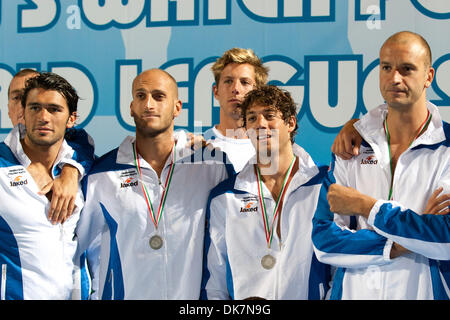 26 juin 2011 - Florence, Italie - l'Italie est l'équipe avec médaille d'argent lors de la cérémonie de remise des prix de la Ligue mondiale de water-polo de la FINA Super finale le jour 6. La Serbie a remporté la médaille d'or, l'Italie a gagné l'argent et la Croatie médaille de bronze (Image Crédit : © Marcello Farina/ZUMAPRESS.com) Southcreek/mondial Banque D'Images