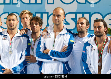 26 juin 2011 - Florence, Italie - l'Italie est l'équipe avec médaille d'argent lors de la cérémonie de remise des prix de la Ligue mondiale de water-polo de la FINA Super finale le jour 6. La Serbie a remporté la médaille d'or, l'Italie a gagné l'argent et la Croatie médaille de bronze (Image Crédit : © Marcello Farina/ZUMAPRESS.com) Southcreek/mondial Banque D'Images