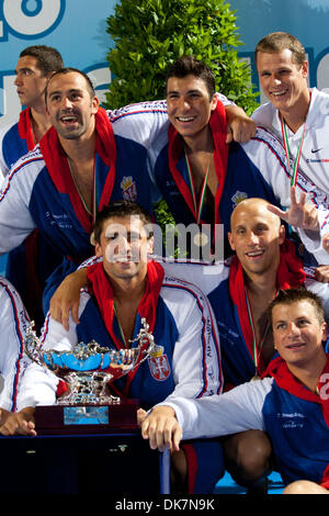 26 juin 2011 - Florence, Italie - Serbie équipe célèbre cérémonie de remise des prix au water-polo de la FINA à la Super finale de la Ligue Mondiale le jour 6. La Serbie a remporté la médaille d'or, l'Italie a gagné l'argent et la Croatie médaille de bronze (Image Crédit : © Marcello Farina/ZUMAPRESS.com) Southcreek/mondial Banque D'Images