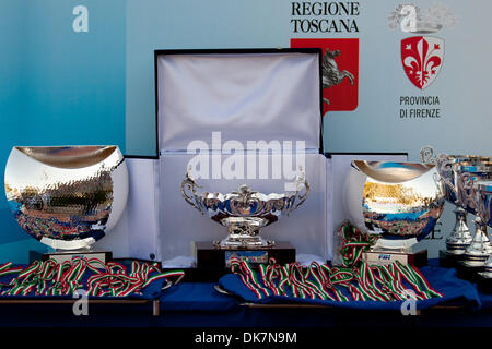 26 juin 2011 - Florence, Italie - médailles et trophées attendent la cérémonie de remise des prix lauréats au water-polo de la FINA à la Super finale de la Ligue Mondiale le jour 6. La Serbie a remporté la médaille d'or, l'Italie a gagné l'argent et la Croatie médaille de bronze (Image Crédit : © Marcello Farina/ZUMAPRESS.com) Southcreek/mondial Banque D'Images