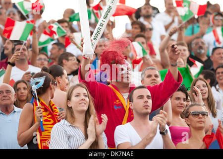 26 juin 2011 - Florence, Italie - partisans serbes au célèbre cérémonie de remise des prix à la Ligue mondiale de water-polo de la FINA Super finale le jour 6. La Serbie a remporté la médaille d'or, l'Italie a gagné l'argent et la Croatie médaille de bronze (Image Crédit : © Marcello Farina/ZUMAPRESS.com) Southcreek/mondial Banque D'Images