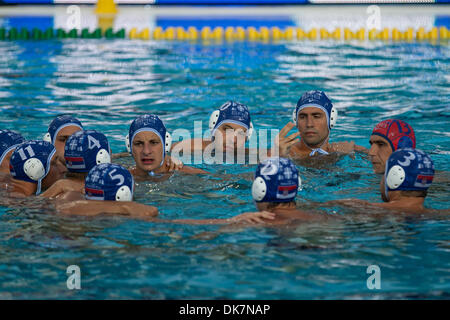 26 juin 2011 - Florence, Italie - Équipe Serba recueille de l'avant dernier match pour la 1ère et 2ème place de la Serbie contre l'Italie en ligue mondiale de water-polo Super finale le jour 6. La Serbie a battu l'Italie 8- 7 et a remporté la médaille d'or, l'Italie a gagné l'argent (Image Crédit : © Marcello Farina/ZUMAPRESS.com) Southcreek/mondial Banque D'Images