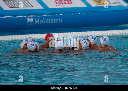 26 juin 2011 - Florence, Italie - l'Italie de l'équipe recueille de l'avant dernier match pour la 1ère et 2ème place de la Serbie contre l'Italie en ligue mondiale de water-polo Super finale le jour 6. La Serbie a battu l'Italie 8- 7 et a remporté la médaille d'or, l'Italie a gagné l'argent (Image Crédit : © Marcello Farina/ZUMAPRESS.com) Southcreek/mondial Banque D'Images