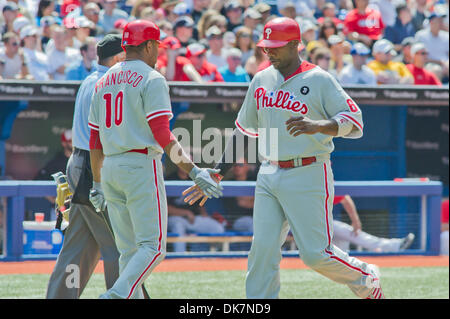 1 juillet 2011 - Toronto, Ontario, Canada - le voltigeur des Phillies de Philadelphie Ben Francisco (10) félicite le joueur de premier but des Phillies de Philadelphie Ryan Howard (6) après qu'il marque un point en septième manche contre les Blue Jays de Toronto. Les Phillies de Philadelphie irait à l'encontre les Blue Jays de Toronto 7 - 6. (Crédit Image : © Keith Hamilton/ZUMAPRESS.com) Southcreek/mondial Banque D'Images