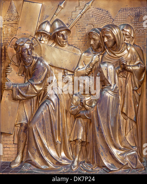 Anvers, Belgique - 5 SEPTEMBRE : Jésus rencontre les femmes de Jérusalem, de métal ou de st Joriskerk. George church Banque D'Images